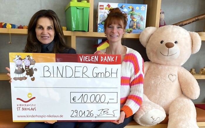 Frau Ingrid Binder mit Spende für Kinderhospiz St. Nikolaus