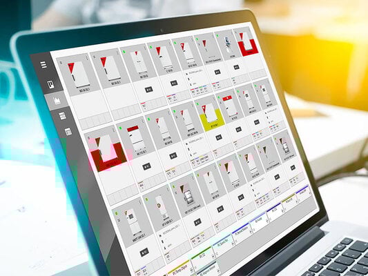 Laptop, the screen displays the unit management of the APT-COM software.