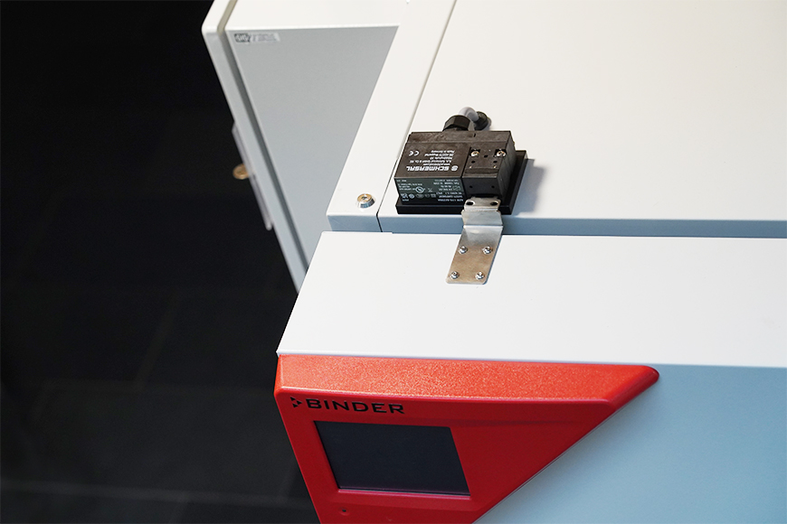 Elektromechaniczna blokada drzwi widziana z góry